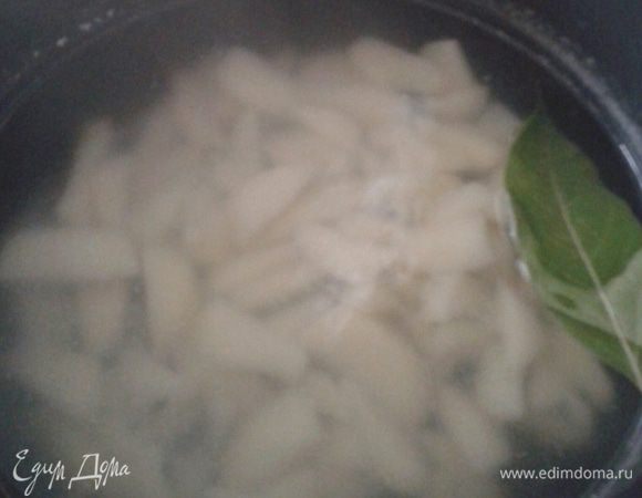 Подготовить овощи. Свеклу можно взять специальную борщевую, но сладкая тоже вкуса не испортит. 

Итак овощи  помыть, почистить, картофель нарезать мелкими кубиками, коренья (свеклу, морковь, пастернак) нарезать соломкой, лук и стебель сельдерея порежьте помельче.  
Чеснок раздавить широким лезвием ножа, затем измельчить, свежую зелень порезать. Помидор очистить от кожицы (для этого на минуту опустите сначала в кипяток, а затем в холодную воду), порезать мелкими кусочками.  У капусты снять верхние листья и нашинковать. Опята разморозить.
Пятилитровую кастрюлю заполнить наполовину водой, поставить на огонь. Выложить картофель, когда вода закипит снять пенку,  образовавшуюся от картофеля,  посолить, поперчить, добавить лавровый лист.  