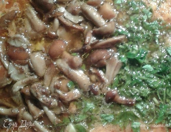 Как только борщ закипит, тут же выключаем. Капуста должна остаться хрустящей. Крышку немного приоткроем и дадим борщу настояться. Подавать можно со сметаной.

Приятного аппетита! На здоровье!
