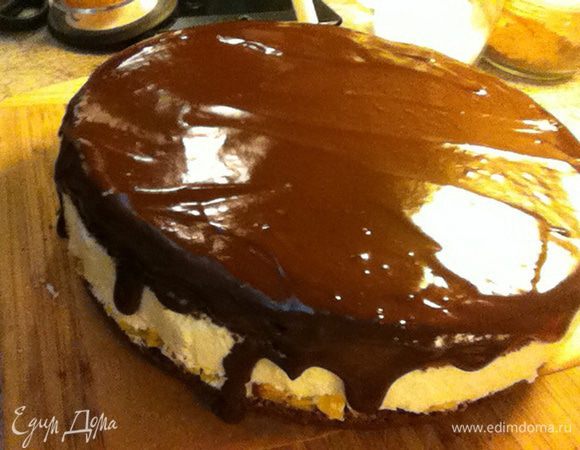 Через 3 часа приготовила ганаш. Подогрела 100 гр сливок, к ним добавила 70 гр поломанного горького шоколада и 20 гр сливочного масла. Прогрела, помешивая, всю массу до однородности. Слегка остудила и покрыла торт, предварительно освободив его от кольца.