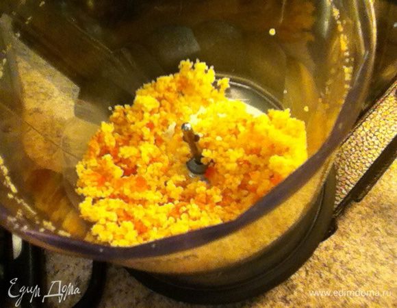 Из апельсиновых цукатов при помощь блендера сделала крошку.