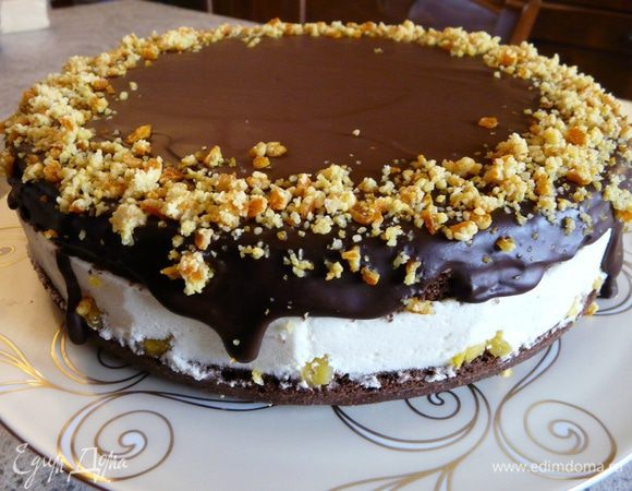 Затем обсыпала крошкой край торта.