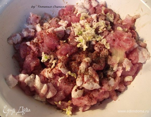 Мясо и сало  нарезаем на небольшие кусочки. В ступке измельчаем все специи и посыпаем мясо. Добавляем чеснок, коньяк, сок лимона и хорошо перемешать мясо руками. Оставить мариноваться на 1 час в прохладном месте, периодически перемешивая мясо. 