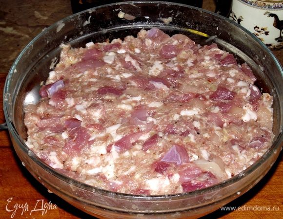 Затем меньше половины мяса оставляем для начинки, а большую часть пропускаем на мясорубке вместе с салом. Оставшееся мясо добавляем в фарш и хорошо перемешаем начинку. Можно попробовать на наличие соли и добавить еще, если вам показалось количество недостаточным.