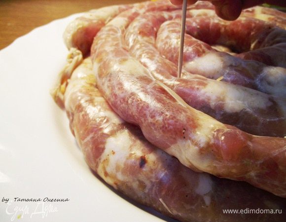 Наполняем фаршем кишки.
Если будете жарить в духовке на противне или форме — делайте большие кольца, поскольку переворачивать ее не понадобиться. Если же предпочитаете готовить на гриль-сковороде или на сетке — тогда лучше подготовить небольшие колечки колбасы. Их будет легко перевернуть в процессе обжарки. Каждую колбаску проколоть зубочисткой — это предотвратит кишку от разрыва при обжаривании.