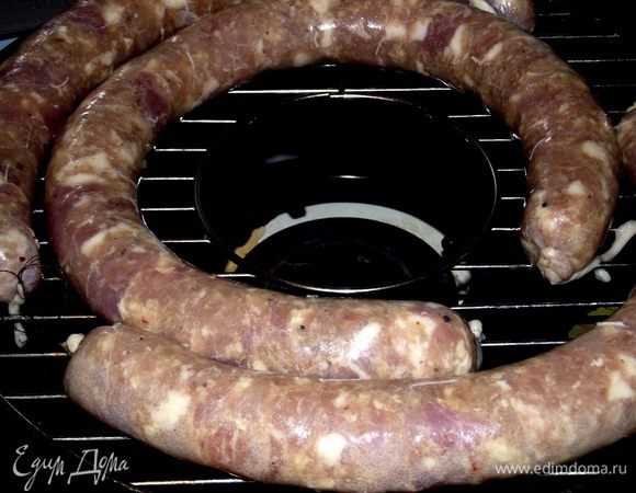 Отправляем колбаску на сковороду газ-гриль и обжариваем на среднем огне по 15 минут с каждой стороны. Готовность проверяем зубочисткой — если прозрачный сок, значит колбаска готова. В духовке колбаску жарим от 45 минут до 1 часа при 200 градусах в зависимости от размера колбаски. На нижний уровень в духовку ставим глубокую миску или противень с водой, а колбасу на среднюю решётку. Это секрет запекания в духовке — колбаса не высыхает и  остаётся сочной. 

Приятного аппетита!