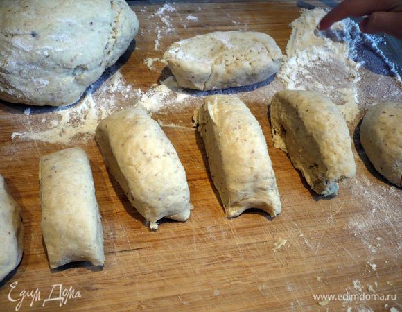 Разделить тесто на семь равных частей. Мы готовили двойную порцию.