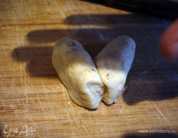 Седьмую часть теста делим на шесть частей, из каждой скатываем колбаску, которую делим на две части, это будут ушки, прикладываем ушки к меньшим колобкам, слегка прижимаем.