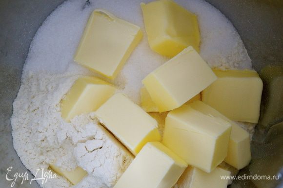 Начнем с приготовления теста-основы пирога. Для этого в чашу блендера положить просеянную муку, сахар, ваниль (семена) и охлажденное сливочное масло кусочками. Добавить семена из ванильного стручка.
