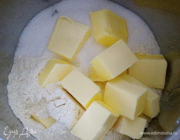 Начнем с приготовления теста-основы пирога. Для этого в чашу блендера положить просеянную муку, сахар, ваниль (семена) и охлажденное сливочное масло кусочками. Добавить семена из ванильного стручка.