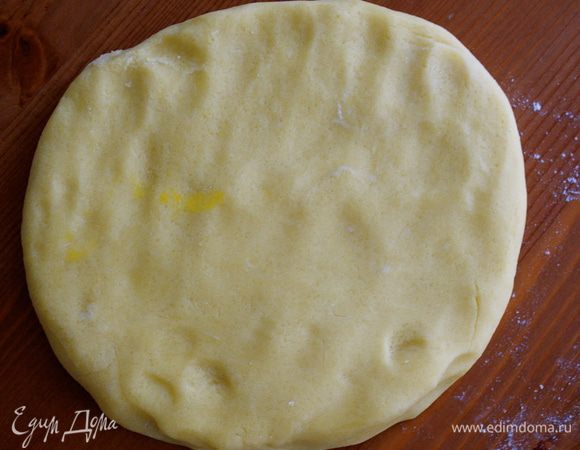 Добавить одно яйцо и один желток и замесить тесто (вручную или в чаше блендера). Сформировать из теста шар, слегка расплющить наподобие лепешки, завернуть в пищевую пленку и убрать в холодильник минимум на 1 час.