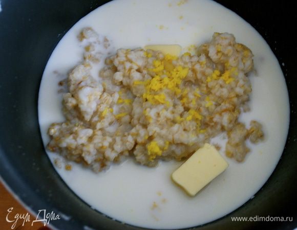 В кастрюльку положить молоко, сливочное масло и вареную пшеницу. Добавить цедру одного лимона. Поставить все на слабый огонь и варить, время от времени помешивая, до загустения...