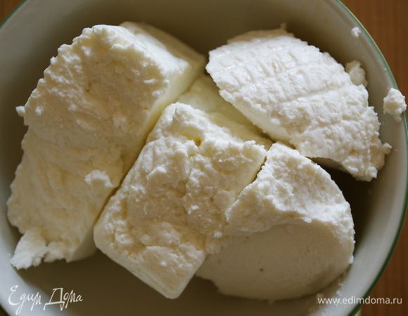 Традиционно для этого пирога нужно взять два типа сыра рикотта в равных пропорциях; обыкновенную рикотту из коровьего молока (175 г) и рикотту из молока овцы (175 г). Оба вида сыра смешать.