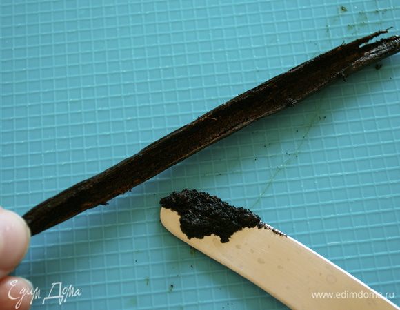 И в крем (как и в тесто) желательно добавить семена настоящей ванили. Для этого надрезать стручок вдоль и с помощью лезвия ножа провести по внутренней "стенке" стручка, собирая все семена. Сам стручок не выбрасываем! Его можно положить в банку с сахаром, закрыть банку крышкой и убрать на хранение. Таким образом у Вас получится сахар с ароматом ванили - ванильный сахар!