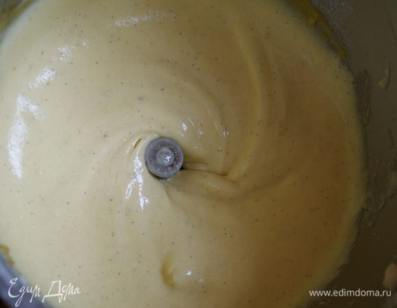 С помощью венчика или в чаше миксера смешать рикотту, яйцо и желтки, сахар, ваниль, корицу и апельсиновую воду (традиционно используется как ароматическая добавка в этой национальной выпечке). Все тщательно перемешать до однородного состояния.