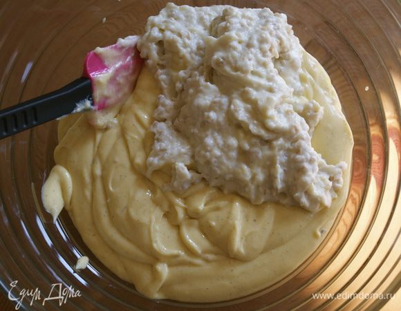 Переложить получившийся крем в большую миску. Добавить вареную в молоке пшеницу.