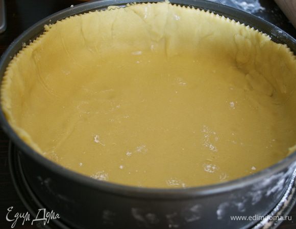 Осторожно перенести тесто в форму для выпечки. Излишки теста обрезать, подровнять край основания пирога.