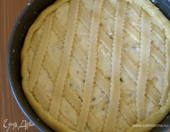 Фактически, Неаполитанский Пасхальный пирог имеет такое же плетение, как любая итальянская кростата! ;))) Смазать осторожно полоски теста яйцом...