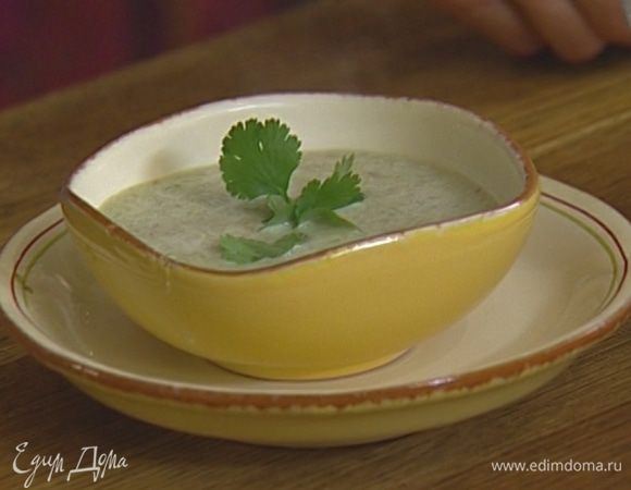Готовый суп разлить по тарелкам и украсить листьями кинзы.