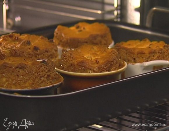 Вынуть формочки из противня,  дать булочкам остыть, затем аккуратно освободить от формочек.