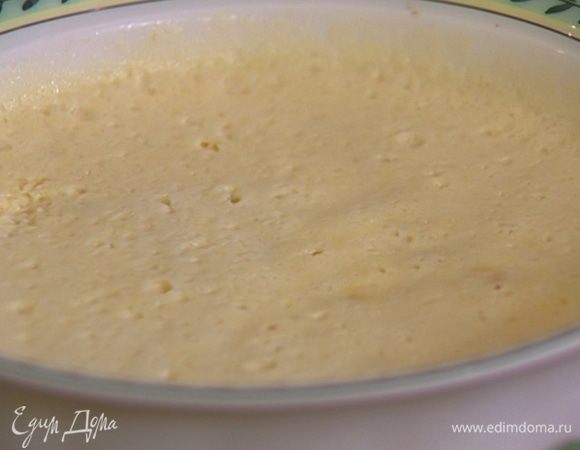 Отправить в морозилку на 6–8 часов. Каждый час перемешивать деревянной ложкой, чтобы мороженое застывало равномерно.