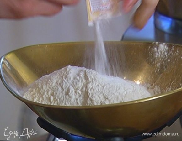 Муку перемешать с разрыхлителем и солью.