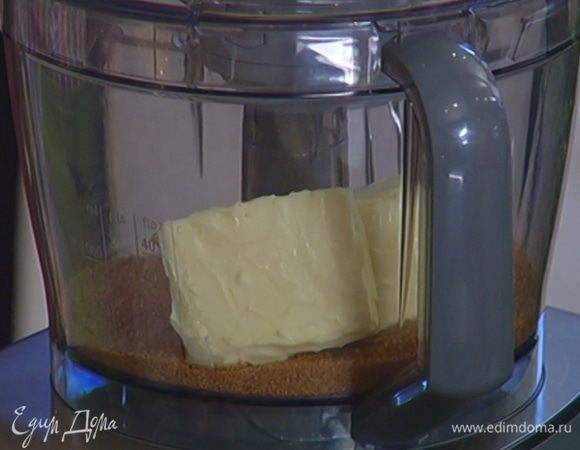 Предварительно размягченное сливочное масло с сахаром взбить в комбайне.