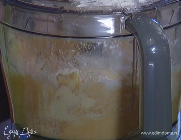 Продолжая взбивать, небольшими порциями ввести муку и йогурт.