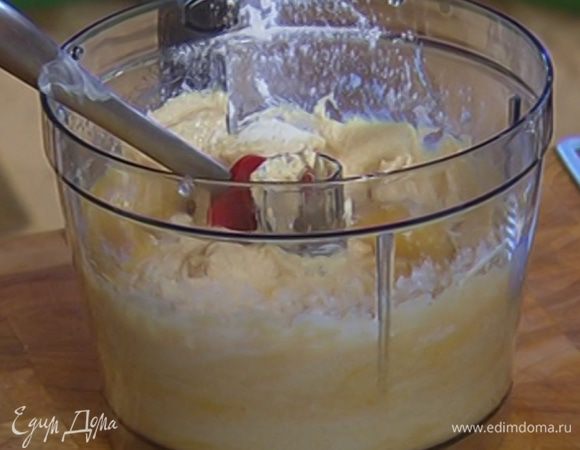 Добавить в тесто кусочки манго и кокосовую стружку (немного стружки оставить для украшения) и взбить еще немного, так чтобы остались крупные кусочки манго.