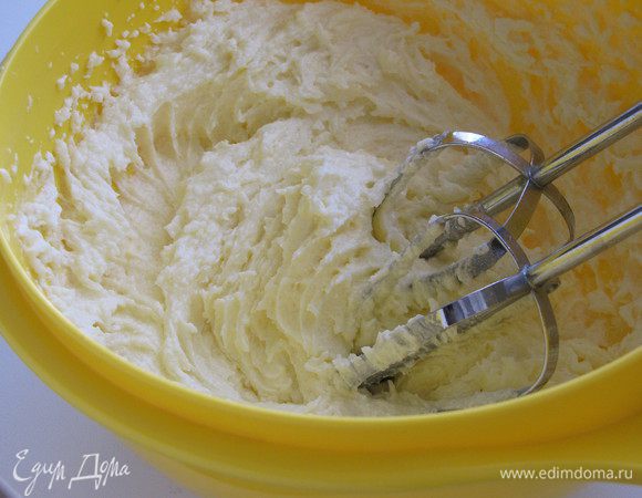 Понадобится стакан 200 мл. Размягченное сливочное масло взбить с двумя видами сахара и яйцом до воздушной массы. Я для себя немного уменьшила количество сахара.