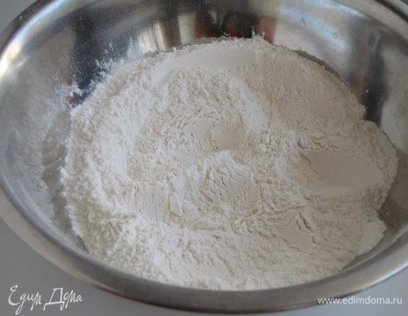 В миску просеять муку, соль и разрыхлитель. Перемешать.