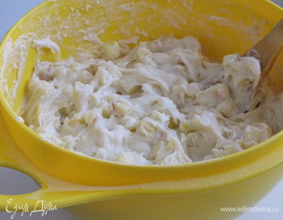 В тесто всыпать яблочные кубики и изюм, осторожно перемешать деревянной лопаткой. Изюм использовать по желанию. Я не добавляла.