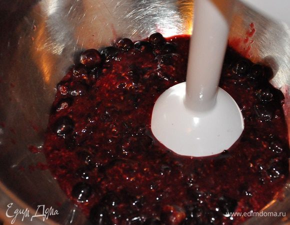 Готовим шоколадный ганаш с черной смородиной. Для этого замочить желатин в холодной воде и дать ему набухнуть, если будете использовать желатин порошковый, то возьмите 4 гр., примерно одна неполная чайная ложка. Воды нужно столько, чтобы полностью покрыть желатин.
Черную смородину измельчить погружным блендером. В воду добавить смородиновый сок (ликер), сахар, лимонный сок, протертую смородину и довести до кипения. Убрать с огня и ввести желатин в смесь, перемешать. Можете процедить смесь, чтобы не было косточек от смородины и крупинок желатина. Шоколад растопить на водяной бане и влить в него смородиновую смесь, пробить блендером. Убрать в холодильник на 1 час не больше. 