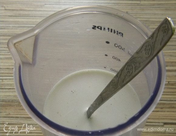 ТЕСТО: в теплое молоко положить дрожжи и сахар, перемешать и положить соль.