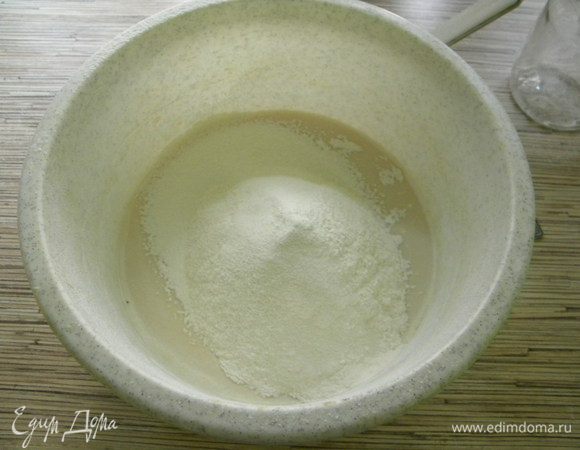 Засыпаем порциями муку и замешиваем тесто (мин.10).