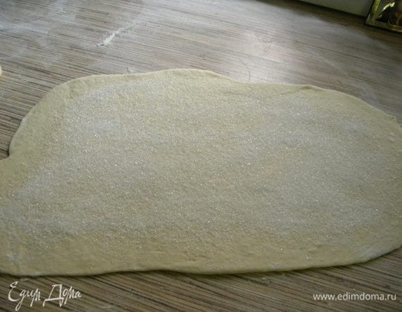 Включаем духовку на 200 гр., берём тесто и раскатываем толщиной в сантиметр где-то.