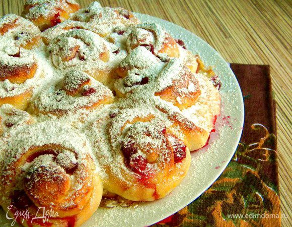 Смазываем яйцом и оставляем на 40 минут подойти, потом в духовку. Через 10 мин уменьшить температуру до  160 гр. и готовить до конца. Сверху я посыпала пудрой.