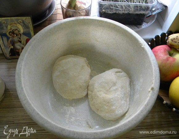 Вымешав я поделила на 2 части, но можно и не делить а одним куском раскатывать. Оставить на 10 мин. пока мы будем делать начинку.