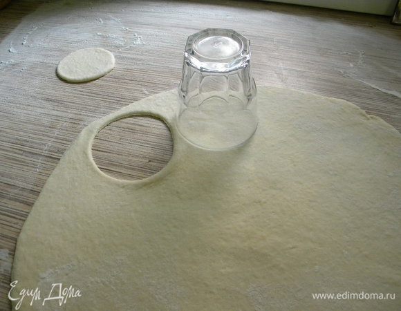 Раскатываем и вырезаем кружки.