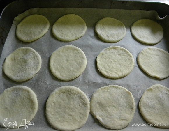 На противень выкладываем кружки наши.