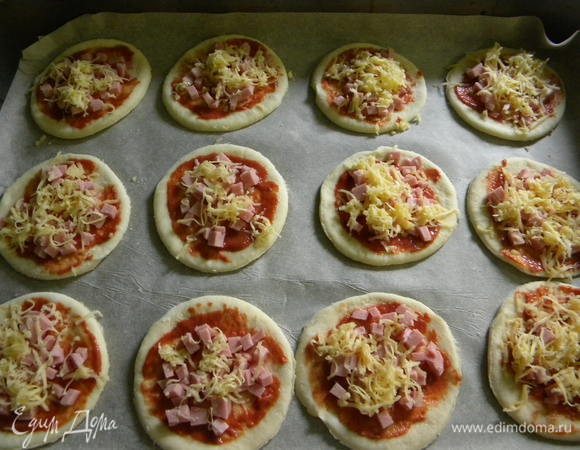 Смазываем соусом, кладем колбаску, а сверху сыр, и оставляем на мин. 30 чтобы поднялись, а потом в духовку на 20-30 мин.