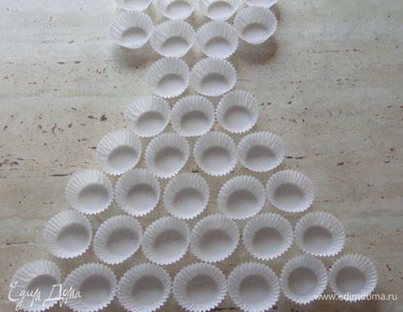  Сложить из формочек фасон платья.