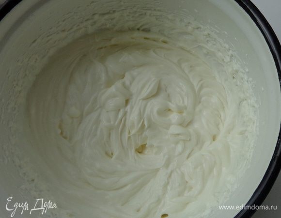 Крем: взбить маскарпоне с сахарной пудрой, добавить сливки и взбить до пушистого состояния. Отложить 2 ложки крема и добавить 1 ч.л. вишневого сиропа.