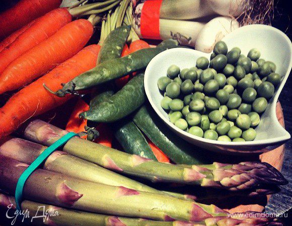 Нарезать филе говядины на тонкие небольшие кусочки. Очистить морковь и нарезать ее на тонкие пластинки с помощью устройства для чистки овощей (французы называют такое устройство économe, т.е. экономный)).

Помойте небольшой пучок спаржи (в списке с ингредиентами указана 1 штука спаржи, на самом деле 1 пучок!). Очистите ее при необходимости (если стебли стали грубыми), и нарежьте на кусочки размером 1 см.