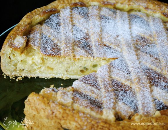 Перед подачей присыпать пирог сахарной пудрой... Итальянцы советуют приготовить пирог в четверг, чтобы в воскресенье насладиться всем богатством его вкуса! )))