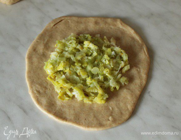 На раскатанную лепешку выложить слегка обжаренный порей.