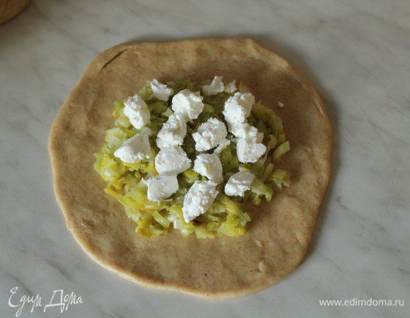 На порей чайной ложкой выложить кусочки сыра.