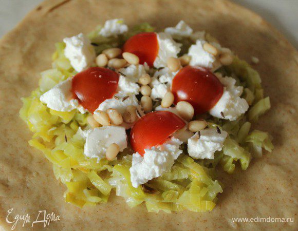 Сверху выложить разрезанную на 4 части помидорку-черри, посыпать кедровыми орехами и тмином.