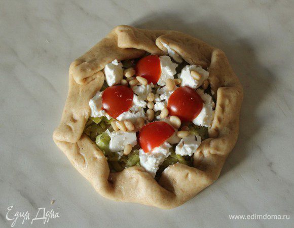 Завернуть края к центру и сформовать галету.