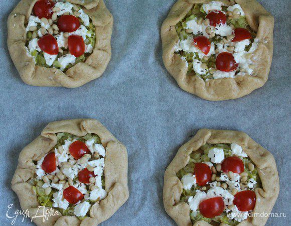 Перенести галеты на выстеленный пергаментом противень.