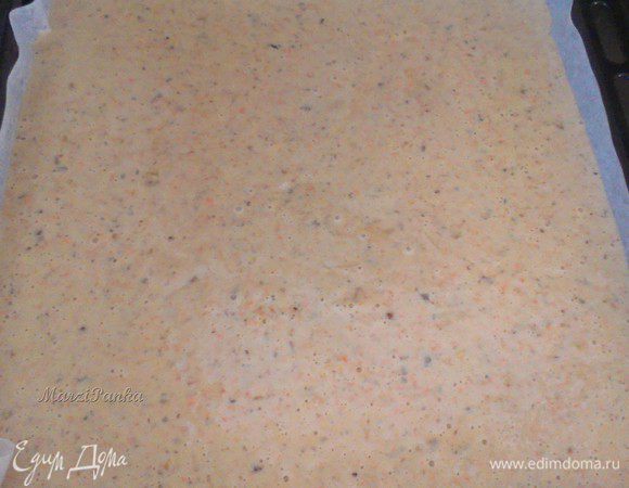 Большой противень застелить пекарской бумагой и равномерно распределить по нему тесто.  Выпекать при температуре 200° С 30-40 минут в предварительно разогретой духовке.